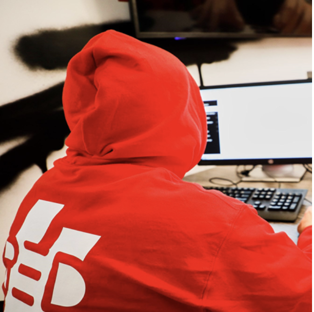 ハッカーは犯罪者なのか？クラッカーとの違いや意味をご紹介