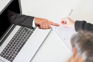 教育アプリ【ストアカ】　ログイン画面にユーザー情報誤表示　ヒューマンエラー原因か